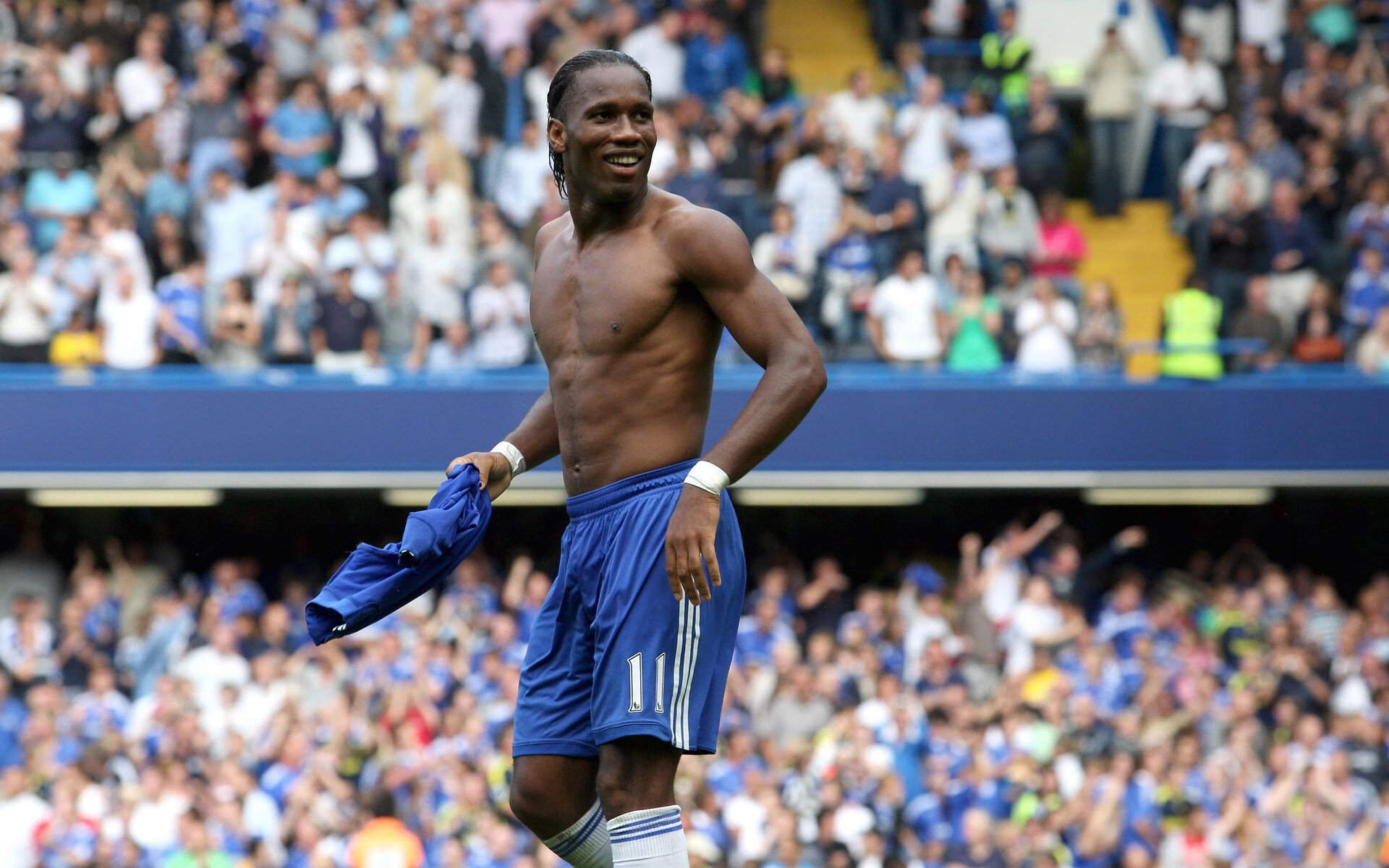 梅西第七次捧起金球奖 创历史新纪录